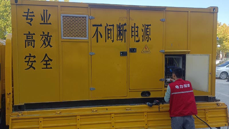 江达柴油发电机组和UPS电源配合使用时，如何避免切换过程中的电力中断？